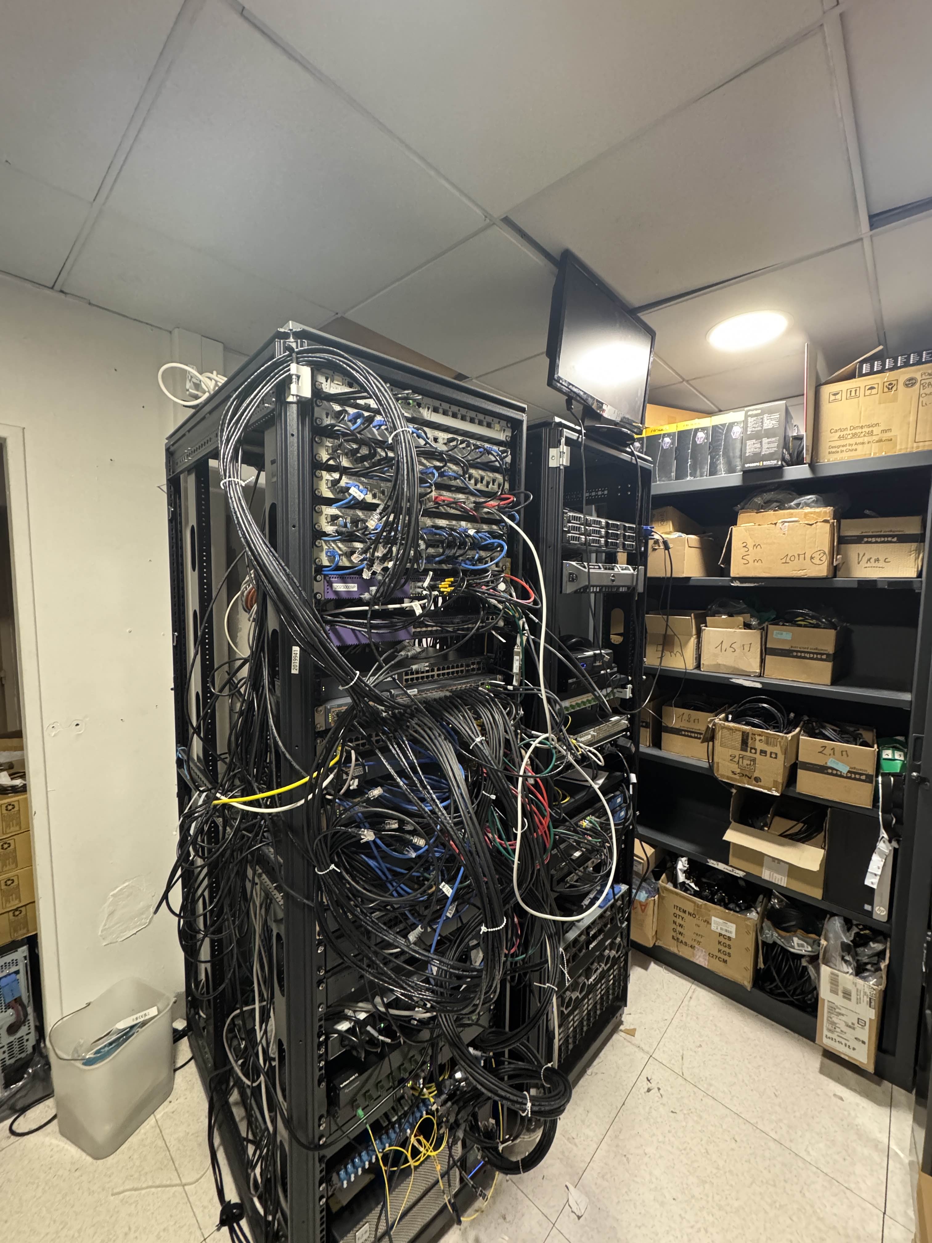 Vue d'ensemble de la baie de brassage avec câblage réseau et équipements